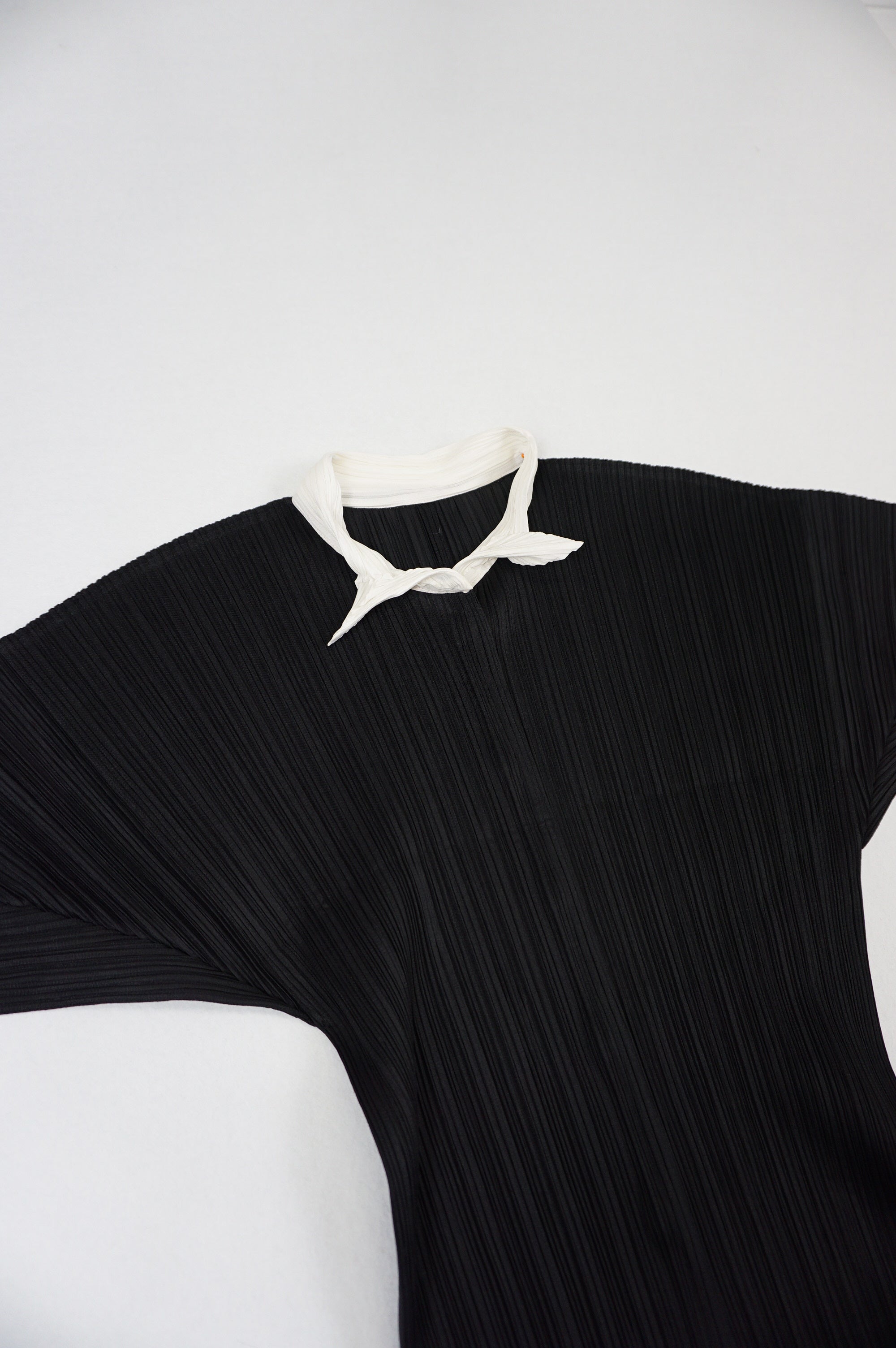 (M/L) PLEATS PLEASE Sculptural Wing Sleeve Shirt