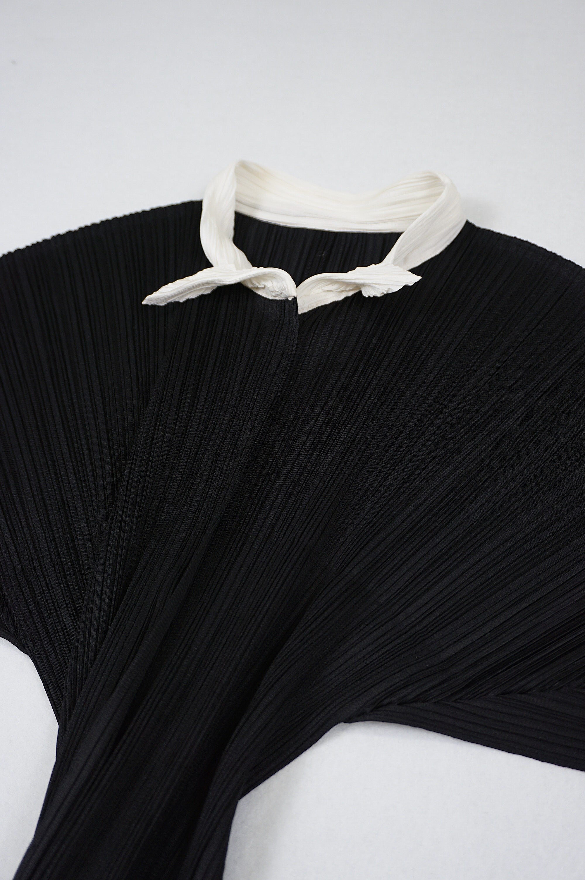 (M/L) PLEATS PLEASE Sculptural Wing Sleeve Shirt