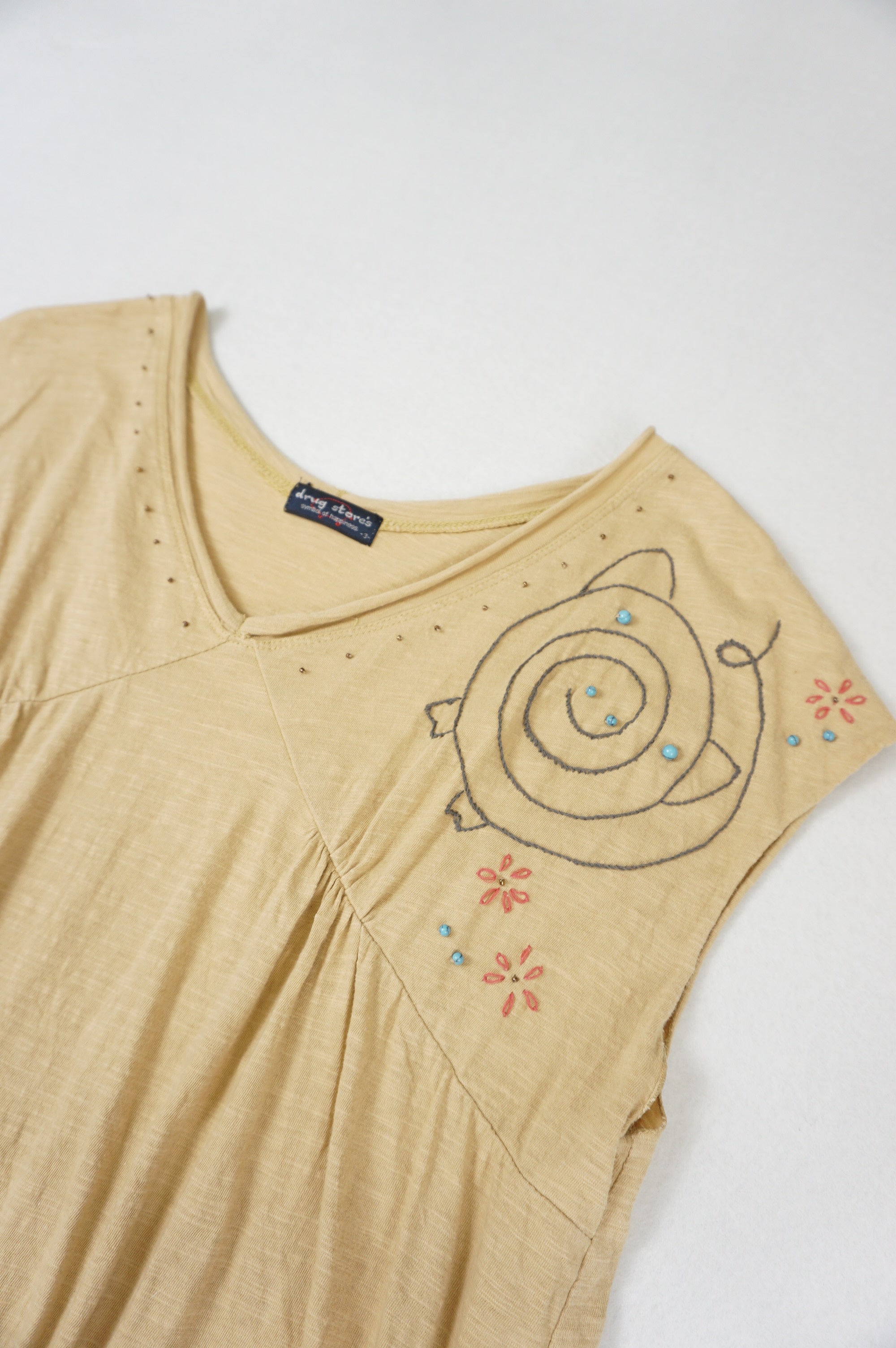(M/L) DRUG STORES V-Neck Sand Top