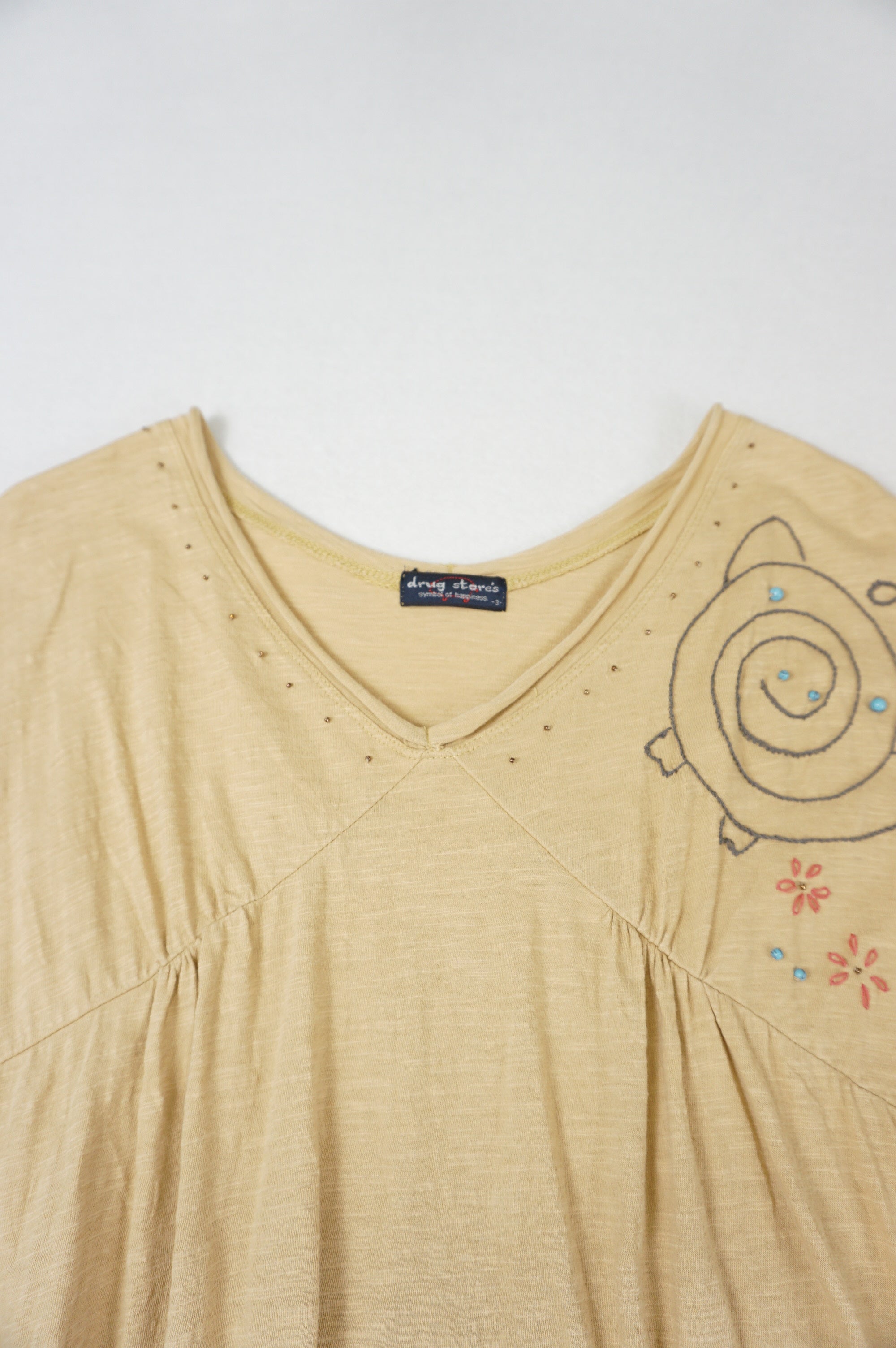 (M/L) DRUG STORES V-Neck Sand Top