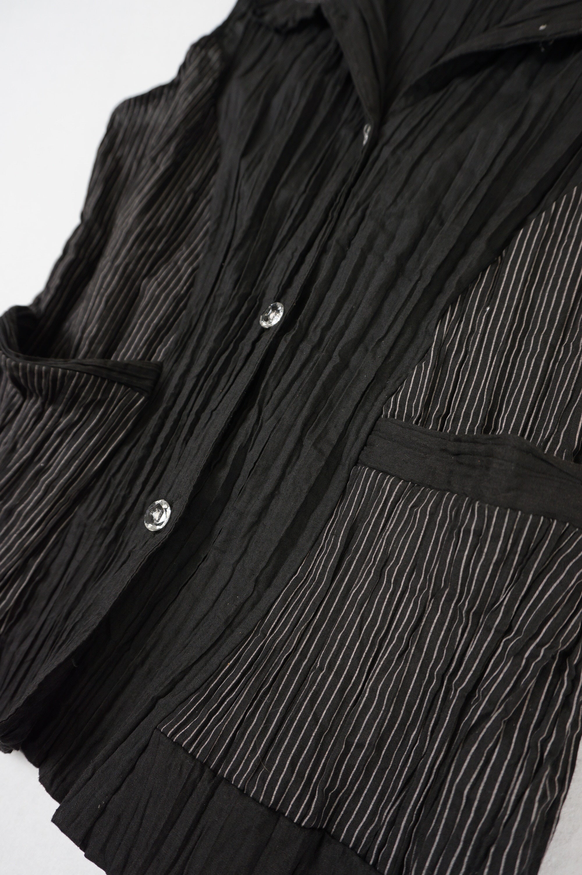 (S/M) GRACEFUL Black Pleated Stripe Details Top