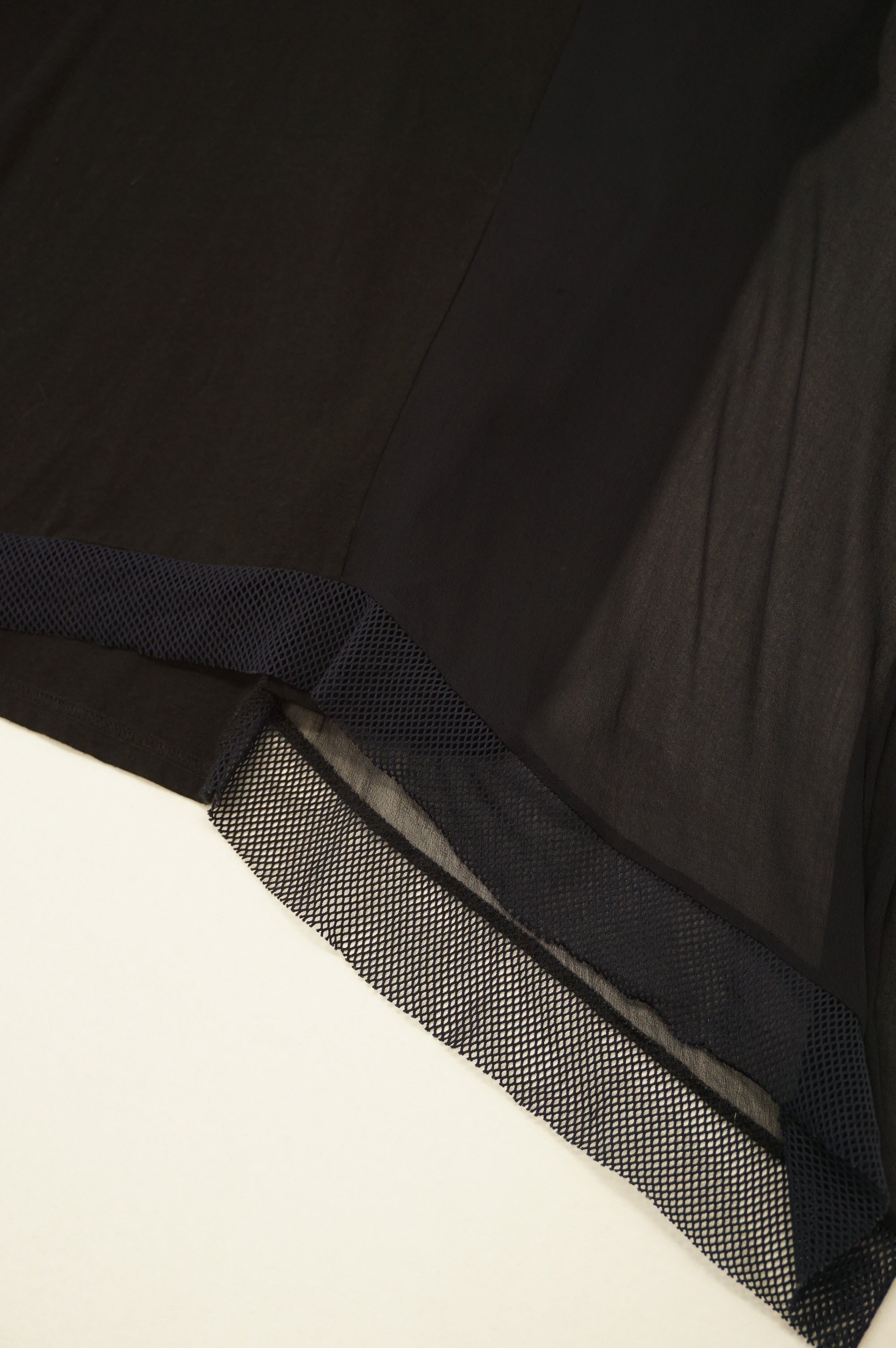 (M/L) ZUCCA Black/Navy Net Hem Top