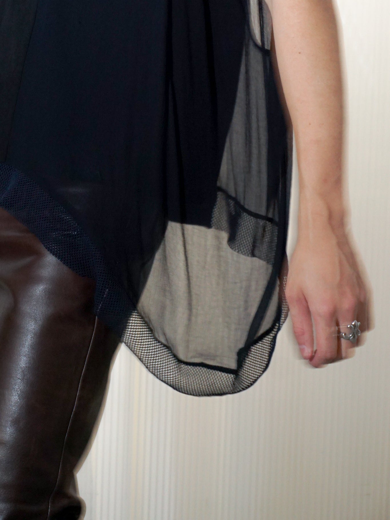 ZUCCA Black/Navy Net Hem Top