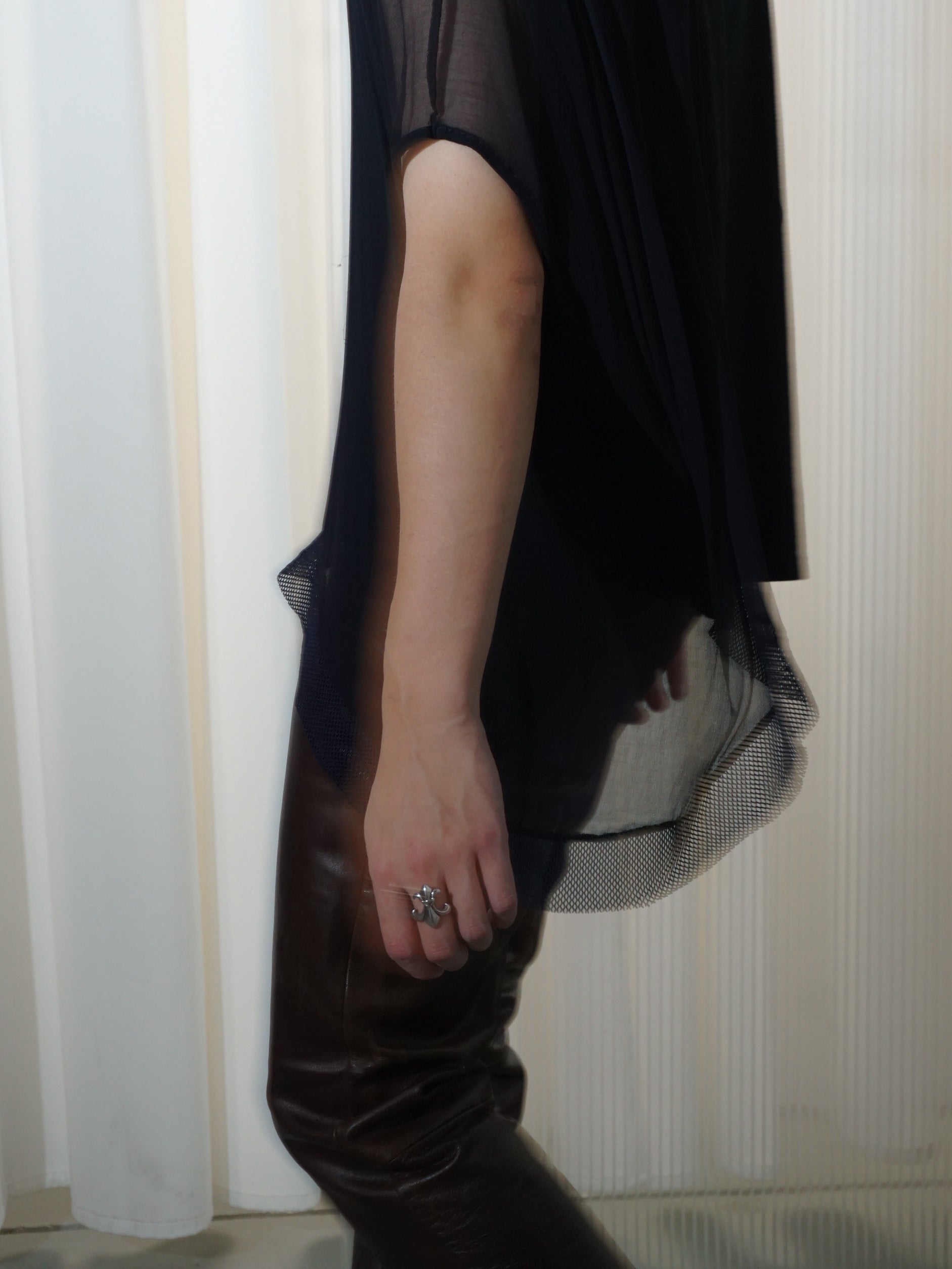 ZUCCA Black/Navy Net Hem Top