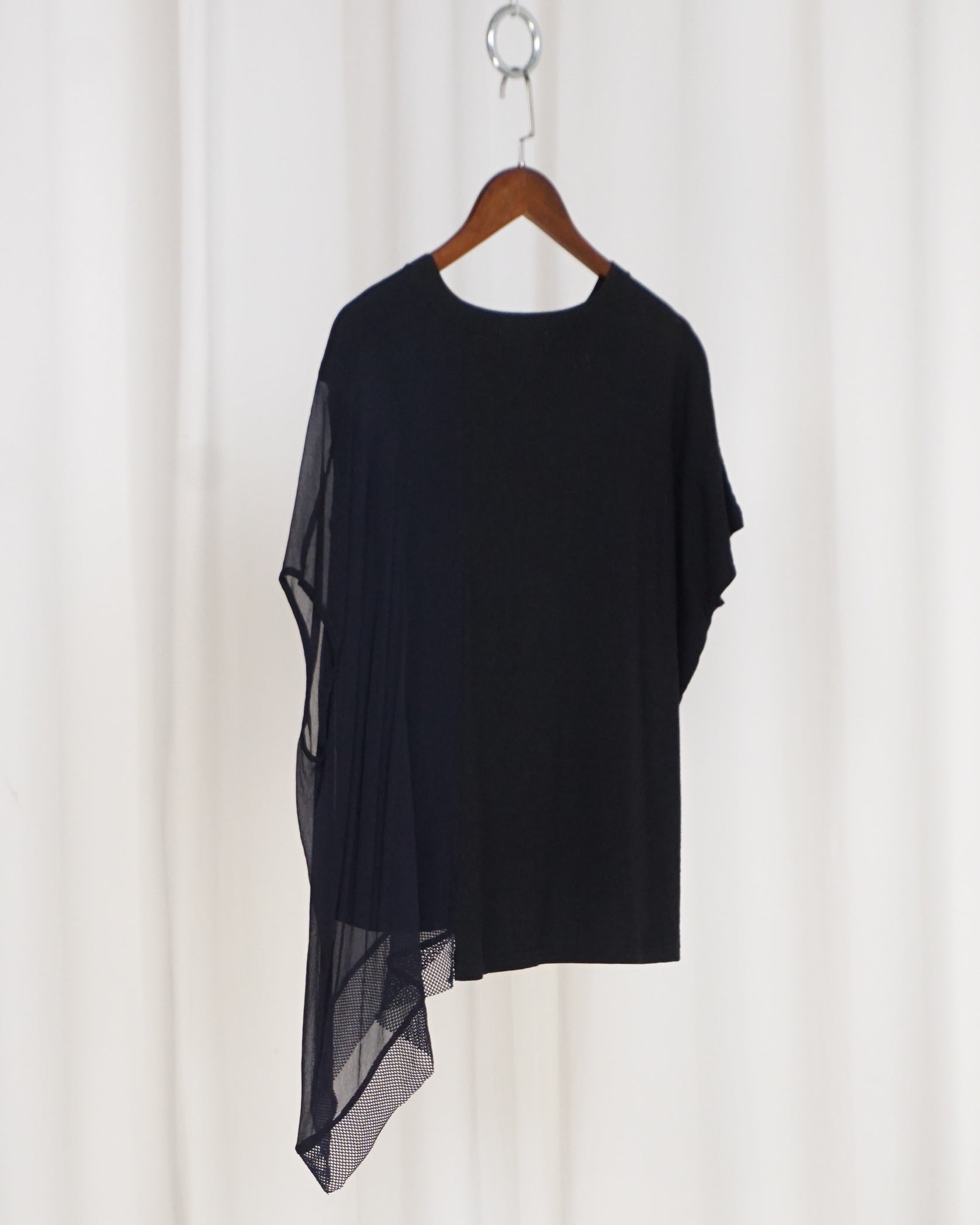 ZUCCA Black/Navy Net Hem Top