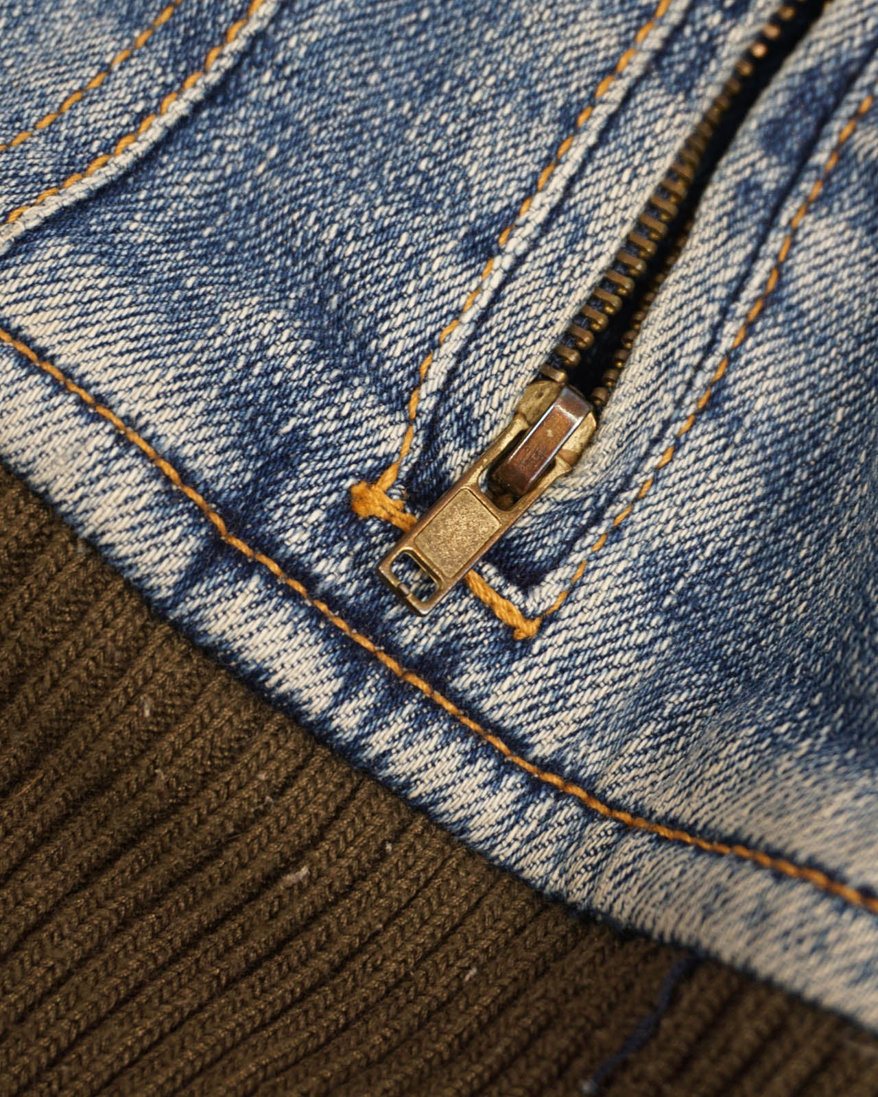 (M) High Neck Zipped Denim Jacket w/ Ribbed Knit Details