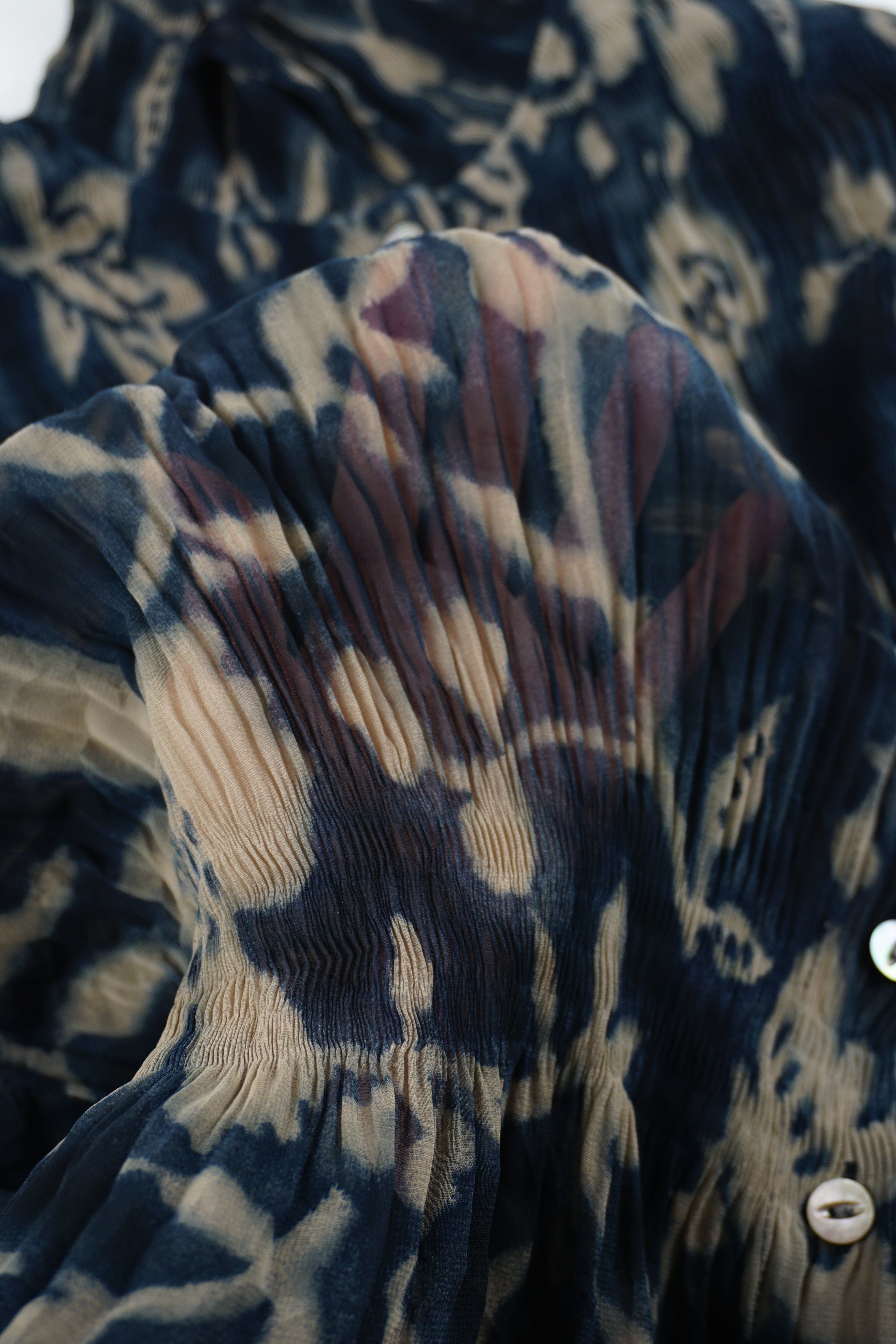 (M/L) Floral Abstract Pleated Sheer Shirt